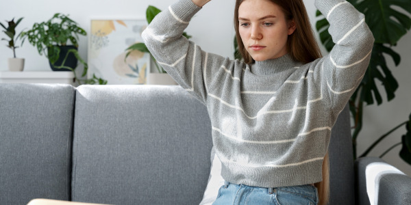 Hormonalne wypadanie włosów – jak to zatrzymać?