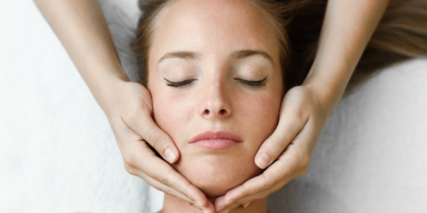 Czy masaż twarzy działa? Efekty i wskazówki