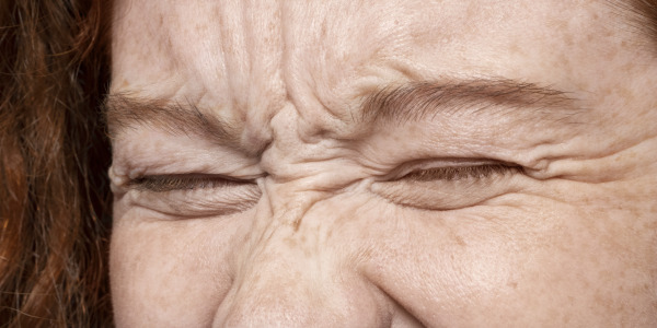 Lwia zmarszczka - czym jest i jak się jej pozbyć?