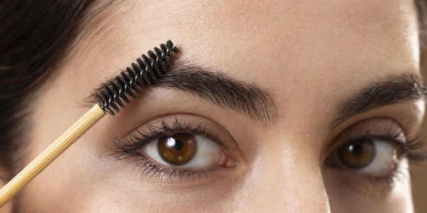 Wypadanie brwi i rzęs - z czego wynika?