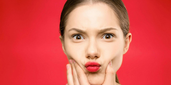 Czerwone policzki u dorosłego – dlaczego powstają?