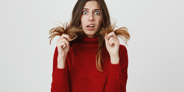 Białe kropki na włosach - co to jest?