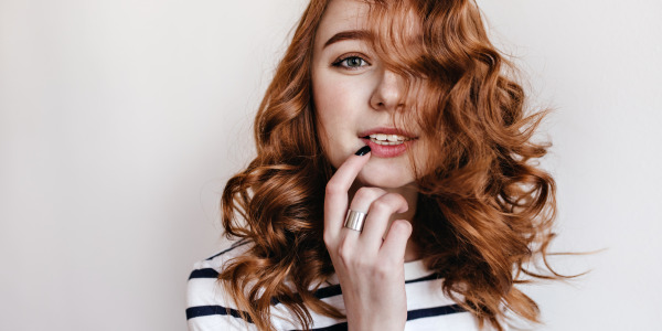 Czy słońce niszczy włosy? Sprawdzamy!