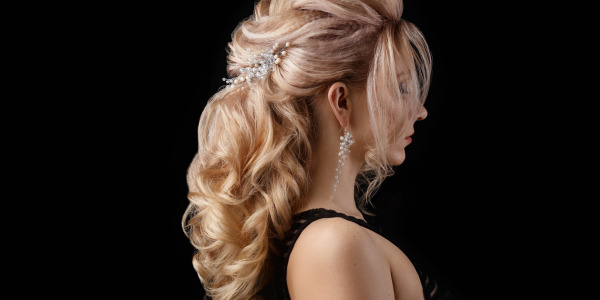Fryzury okolicznościowe - poznaj najmodniejsze z nich