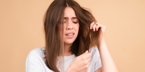 Rozdwojone włosy na całej długości - przyczyny
