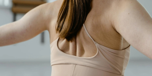 Tłuszcz na plecach – skąd się bierze?