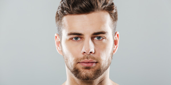 Fryzura dla mężczyzn z zakolami – jaką wybrać?