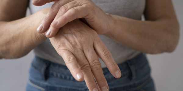 Zmarszczki na dłoniach – jak powstają?