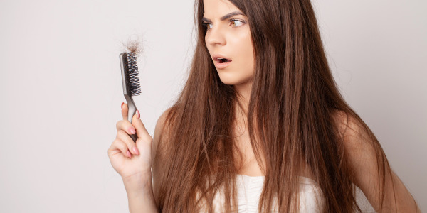 Ile włosów wypada dziennie? Przyczyny i sposoby