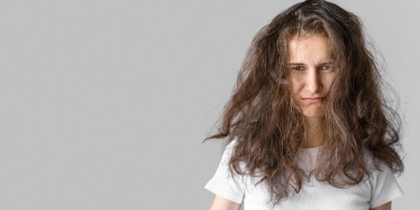 Puszące się włosy – jak je poskromić?