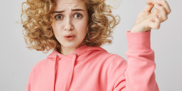 Sztywne włosy – czego im brakuje?