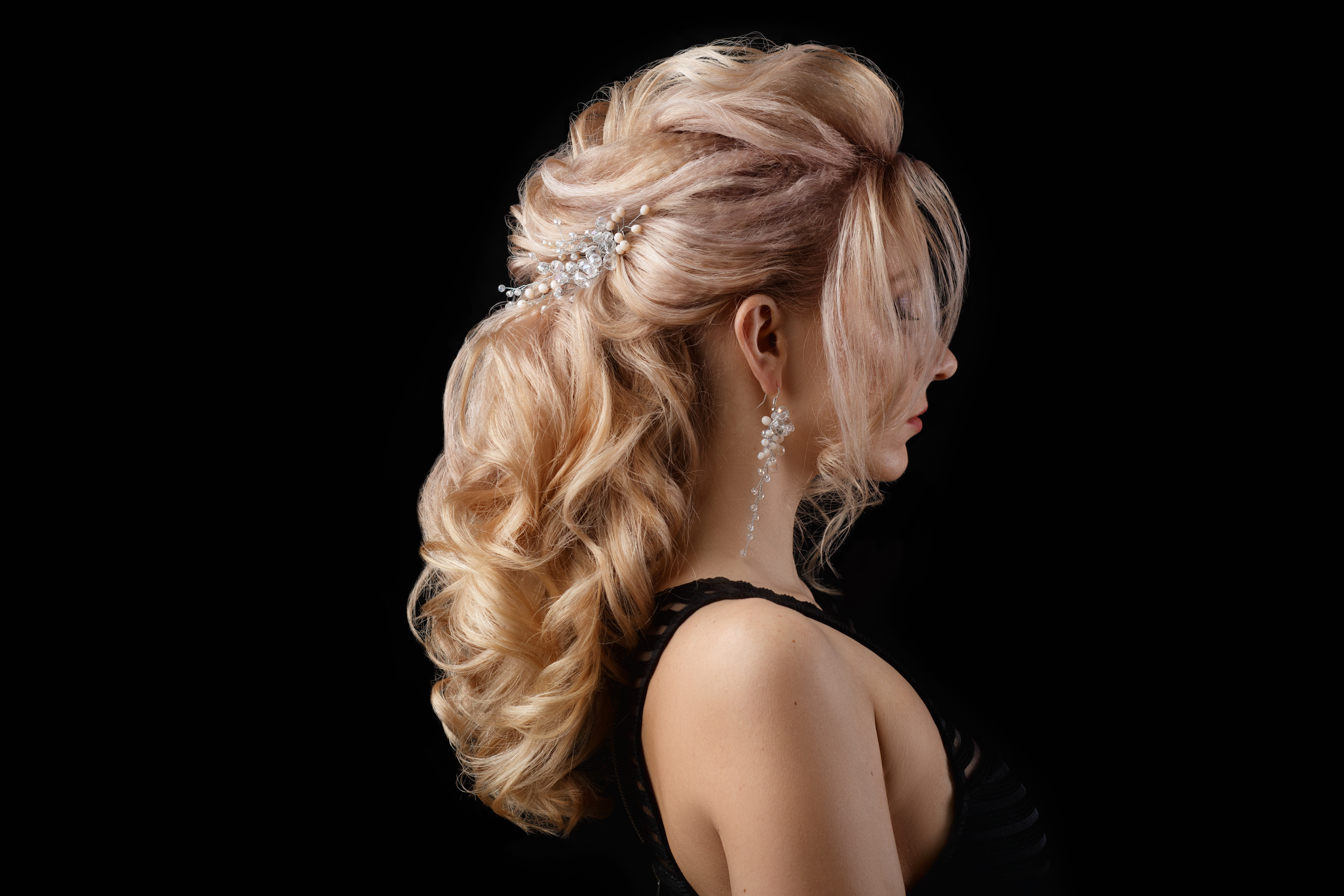 Fryzury okolicznościowe - poznaj najmodniejsze z nich