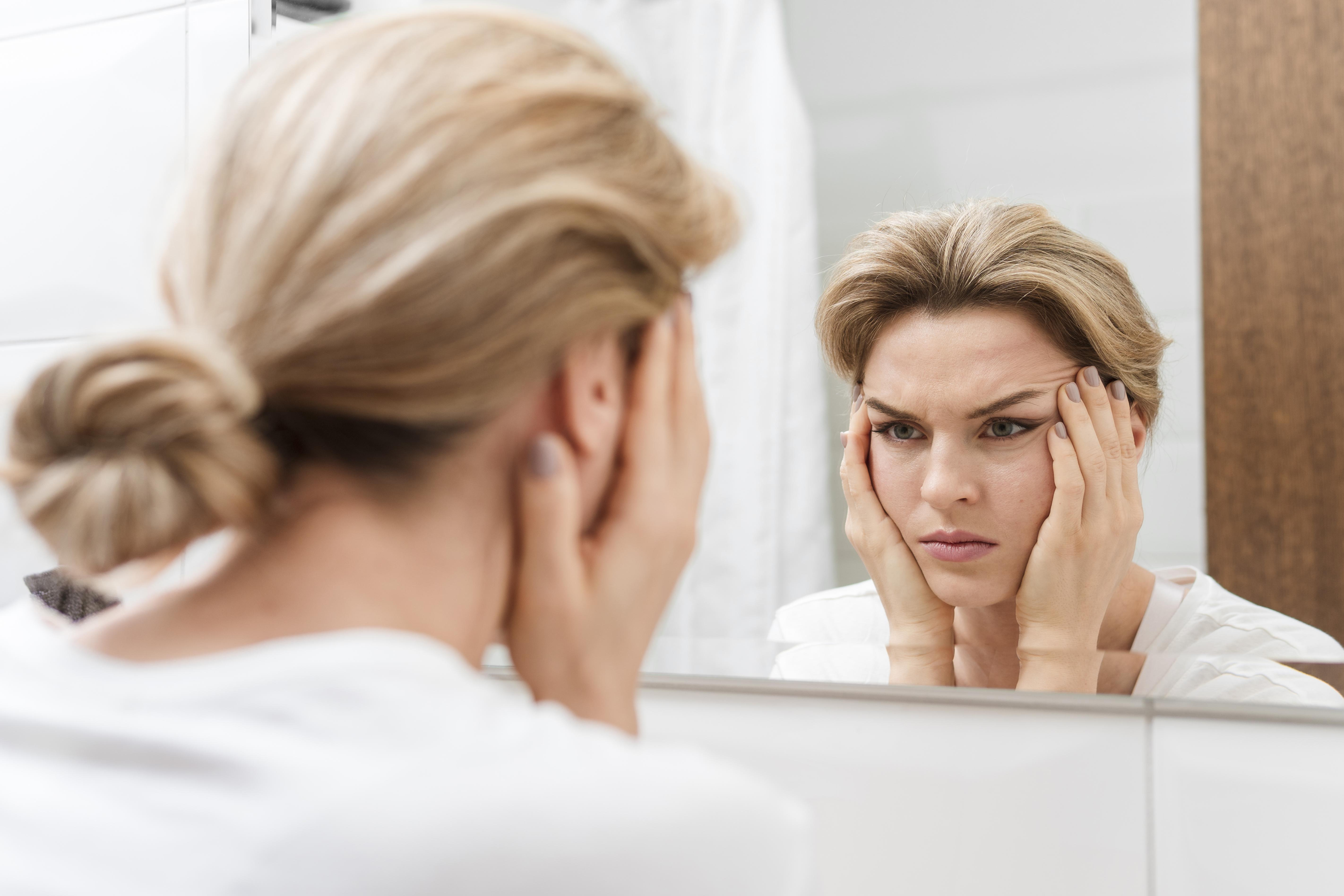 Zmarszczki wokół oczu – jak skutecznie je zredukować?