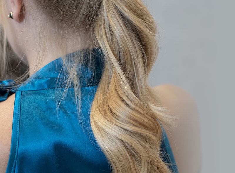 blond włosy kobiety w niebieskiej bluzce